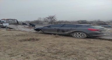 Konya'da refüje çarpan otomobildeki 3 kişi yaralandı