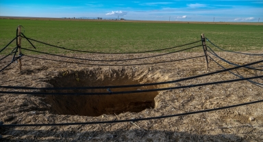 Konya'da tarlasında obruk oluşan çiftçi yaşadıklarını anlattı