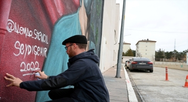 Konya'ya yerleşen Brezilyalı Silva, hastane duvarını renklendirdi