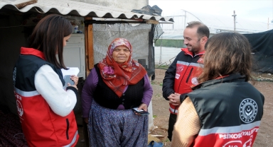 Kumluca ve Finike'de selden zarar görenlere psikososyal destek 