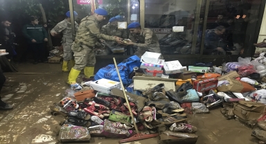 Mehmetçik, Antalya'da afetzedeler için seferber oldu