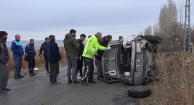 Sivas'ta devrilen otomobildeki 2 kişi yaralandı