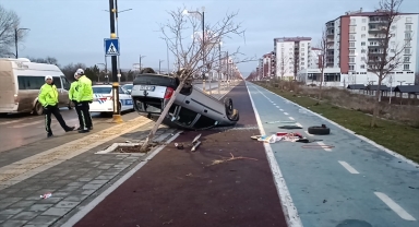 Sivas'ta devrilen otomobildeki anne ve iki çocuğu yaralandı