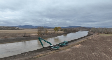 Sivas'ta Kızılırmak'taki taşkın riskini azaltma çalışmaları sürüyor