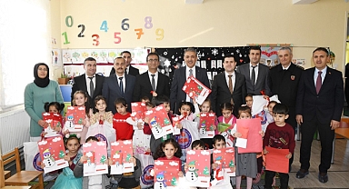 Karaman Valisi Akkoyun, öğrencilerin karne sevincine ortak oldu