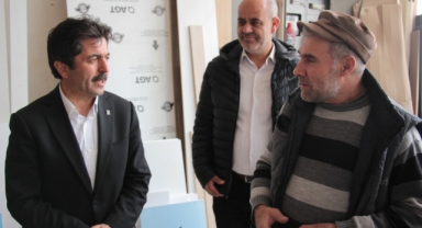 AK Parti Karaman Milletvekili adayı Osman Sağlam çalışmayan aracı ittirdi