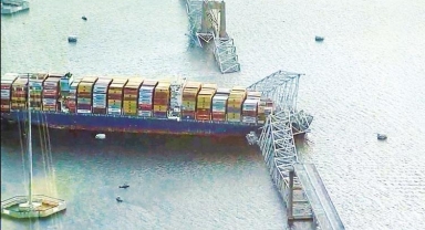 Araçlar suya gömüldü: Köprüyü yıktı geçti