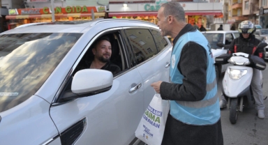 İftara Yetişemeyenlere İftarlık Dağıttı