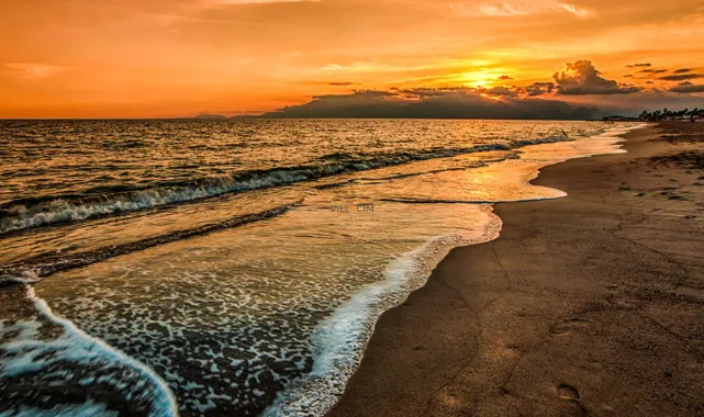 Altın Sarısı Kumlarıyla Lara Plajı