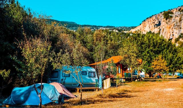 Antalya’nın Sessiz Kaçamağı: Geyikbayırı Orman Kampı – Şehrin Gürültüsünden Uzak, Doğayla İç İçe