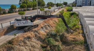 Antalya'da Yağmur Suyu Hatları Temizleniyor: Su Baskınlarının Önüne Geçilmesi Hedefleniyor