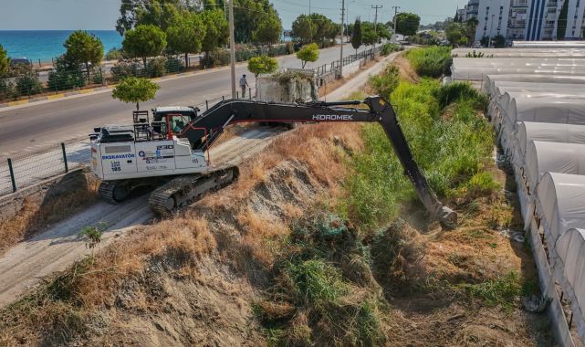 Antalya'da Yağmur Suyu Hatları Temizleniyor: Su Baskınlarının Önüne Geçilmesi Hedefleniyor