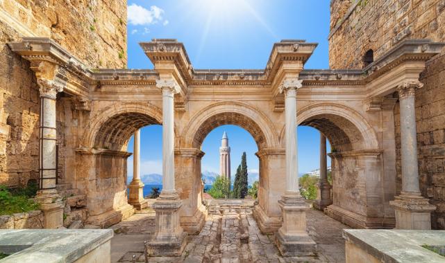 Hadrian Kapısı: Antalya'nın İhtişamlı Roma Mirası