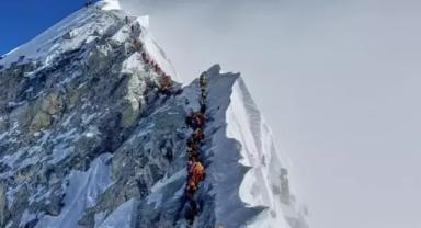 Everest Dağı'nın tepesinde 1000 kişi mahsur kaldı!