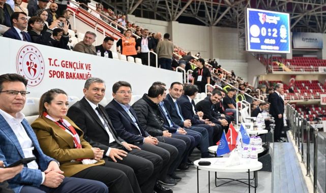 Adalet Bakanı Tunç ve Protokol, Antalyaspor-Beşiktaş Maçında Tribündeydi