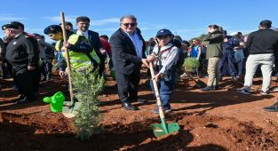 Antalya İl Sağlık Müdürü Prof. Dr. Özkan Milli Ağaçlandırma Günü'nde Fidan Dikti