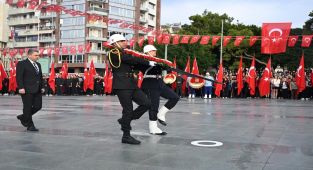 Antalya'da Atatürk'ü Anma Töreni Düzenlendi: Validen Anlamlı Mesaj