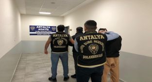 Antalya'da 'Polisiz' Diyen Dolandırıcılar Yakalandı, Biri Tutuklandı