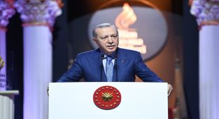 Bakan Ersoy, İlim Yayma Ödülleri Töreni'ne Katıldı, Bilim İnsanlarını Tebrik Etti