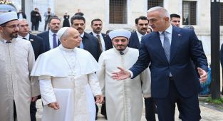 Bakan Ersoy ve Papa 14. Leo Sultanahmet Camii'ni Ziyaret Etti