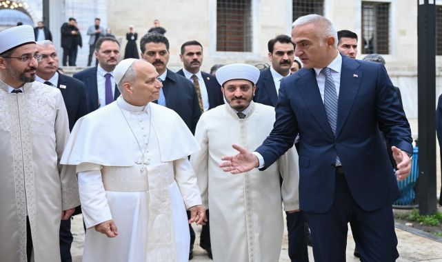 Bakan Ersoy ve Papa 14. Leo Sultanahmet Camii'ni Ziyaret Etti