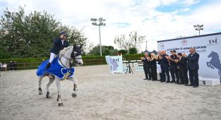 Vali Şahin ve Bürokratlar Atatürk'ü Anma Kupası Engel Atlama Yarışlarına Katıldı