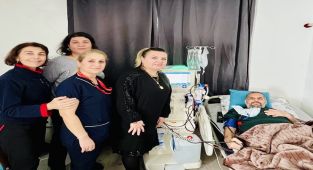 Antalya Eğitim ve Araştırma Hastanesi'nden Depremzede Hastaya Evde Diyaliz Başarısı