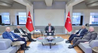 Ulaştırma Bakanı Uraloğlu, Rize Heyetiyle Altyapı Yatırımlarını Görüşüyor