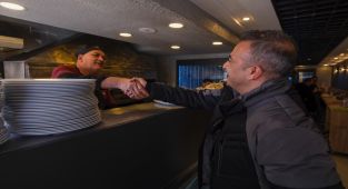 Karaman Valisi Çiçek Esnaf Ziyaretlerine Devam Ediyor