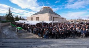 Vali Çiçek, Vefat Eden Akrabaya Ahmet Yesevi Camii'nde Taziye Ziyareti Gerçekleştirdi