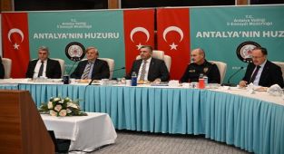 Antalya'da Çocuklara Trafik Bilinci Kazandıracak 'Polirobot Trafikte' Projesi Başladı