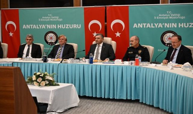 Antalya'da Çocuklara Trafik Bilinci Kazandıracak 'Polirobot Trafikte' Projesi Başladı