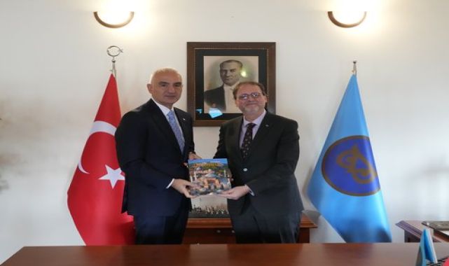 Bakan Ersoy, Mimar Sinan Güzel Sanatlar Üniversitesi'ni Ziyaret Etti