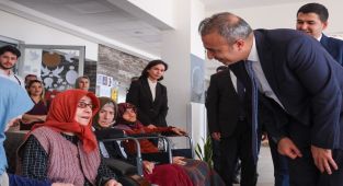 Vali Çiçek Huzurevini Ziyaret Etti, Yaşlılarla Sohbet Etti