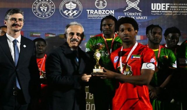 Bakan Uraloğlu Trabzon'da Uluslararası Futbol Turnuvası Şampiyonluk Maçının Başlama Vuruşunu Yaptı