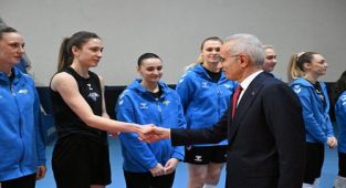 Bakan Uraloğlu'ndan Sultanlar Ligi Yolundaki Voleybolculara Tebrik