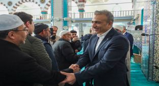 Karaman Valisi Çiçek Bayram Namazı Sonrası Halkla Bayramlaştı