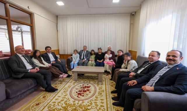 Karaman Valisi ve Eşi Çocuk Evinde Bayram Sevincini Paylaştı