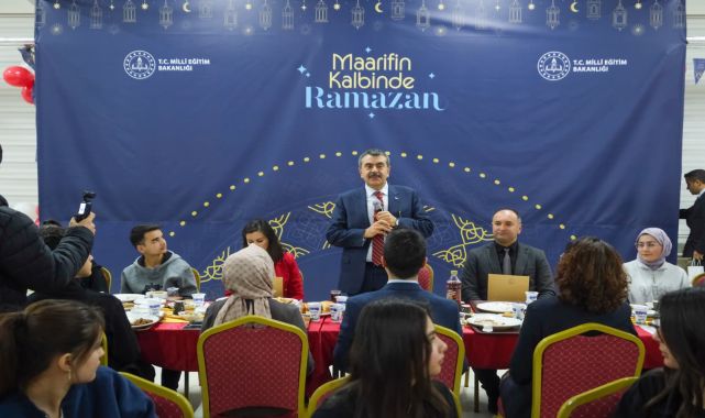 Milli Eğitim Bakanı Yusuf Tekin, Karaman'da Öğretmen ve Öğrencilerle İftar Yaptı