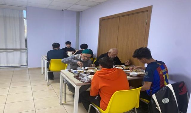 Nesiller Aynı Sofrada Buluştu: Huzurevi Sakinleri ve Çocuklar İftar Yaptı