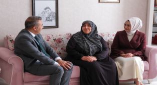 Şehit Ailesini Bayram Ziyareti: Vali Çiçek Aileyle Buluştu