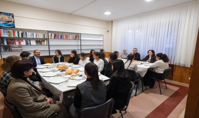 Vali Çiçek ve Eşi Çocuk Evinde İftar Sofrasında Buluştu