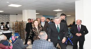 Vali Hulusi Şahin ve Eşi Antalya Huzurevi'ni Ziyaret Etti