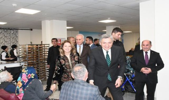 Vali Hulusi Şahin ve Eşi Antalya Huzurevi'ni Ziyaret Etti