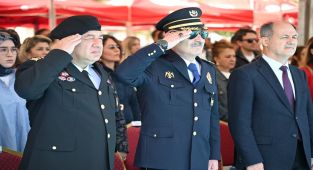 Antalya'da 23 Nisan Kutlamaları: Vali ve Emniyet Müdürü Çocuklarla Buluştu