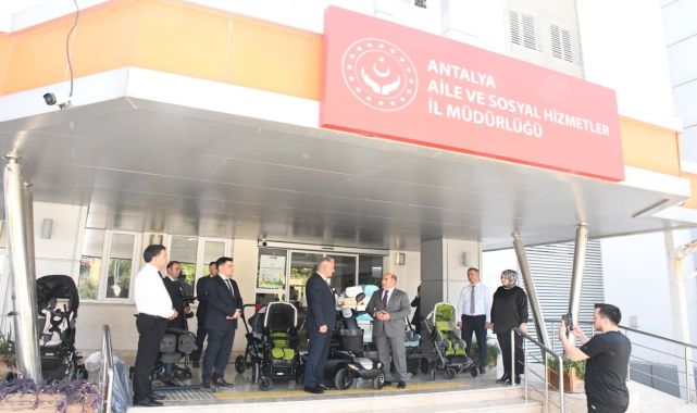 El Ele Vakfı'ndan Antalya'ya Engelli Aracı ve Bebek Arabası Bağışı