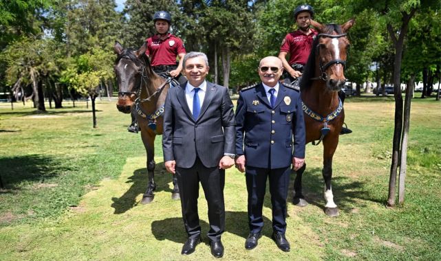 Antalya'da 19 Mayıs Kutlamaları: Vali Hulusi Şahin ve Emniyet Müdürü Dr. Sabit Akın Zaimoğlu Gençlerle Bir Arada