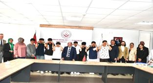 Antalya'da Koruma Altındaki Çocuklara İl Müdürü'nden Ödül