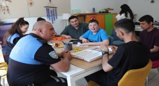 Antalya'da Otizm Merkezine Polis Ziyareti: Genç Yürekler Projesi Kapsamında Atölye Çalışmaları