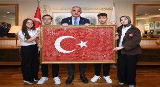 Bakan Ersoy'dan 19 Mayıs Mesajı: Genç Sanatçılar Bakanlıkta Ağırlanıyor